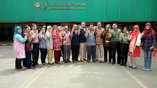 Fakultas Ilmu Sosial mengikuti kegiatan Simulasi Bencana Gempa Bumi Fakultas Ilmu Sosial mengikuti kegiatan Simulasi Bencana Gempa Bumi
