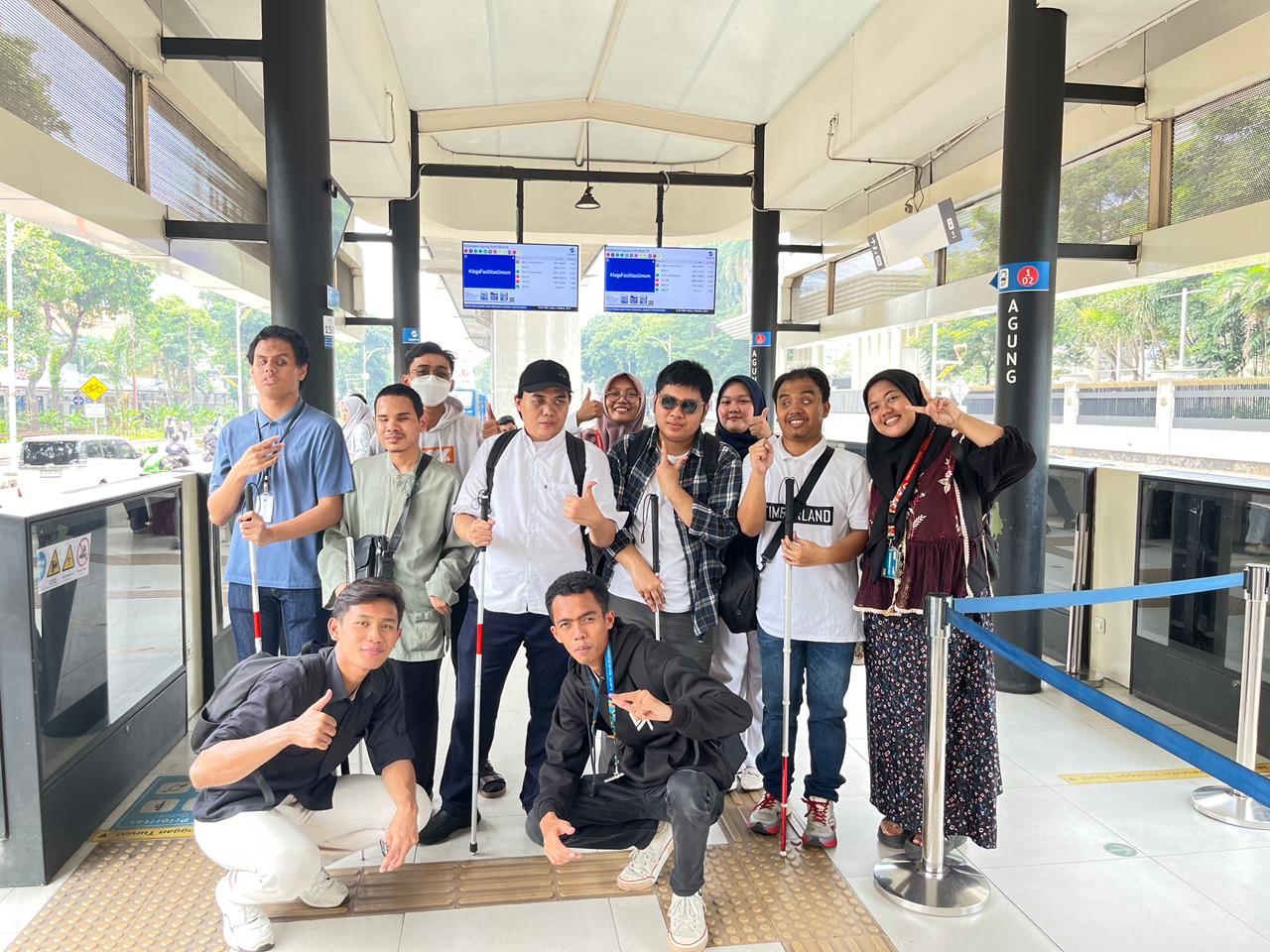 Mahasiswa Difabel Netra PAI UNJ Belajar Mandiri Melalui Orientasi Mobilitas Transportasi Umum