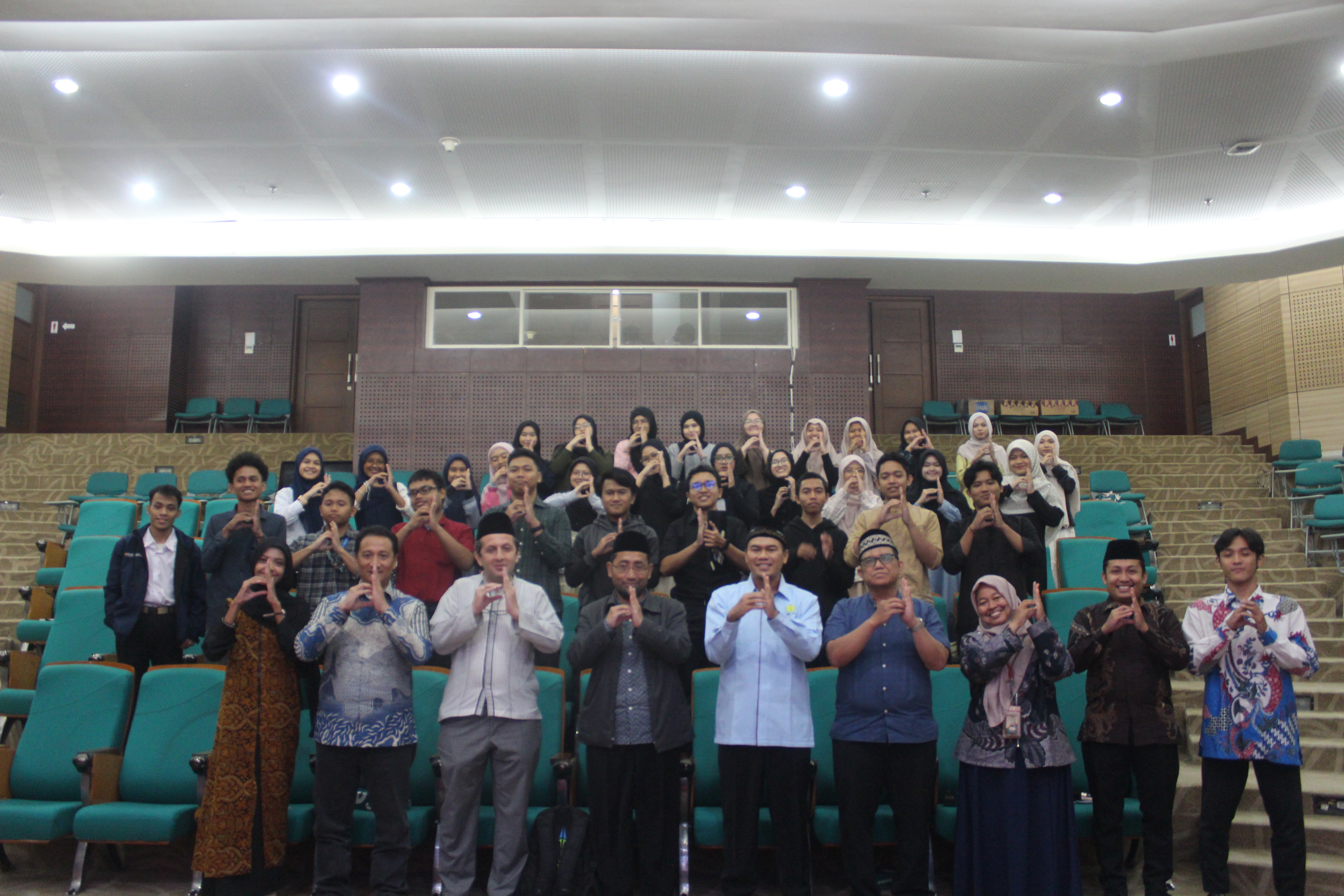 Menyemai Iman Lewat Cerita: Implementasi Kerja Sama Internasional Hadirkan Kang Abik di PAI UNJ